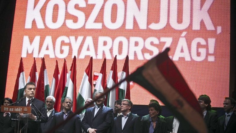 Vedení FIDESZ po vítězství ve volbách. Nápis nad ním říká: Děkujeme, Maďarsko.