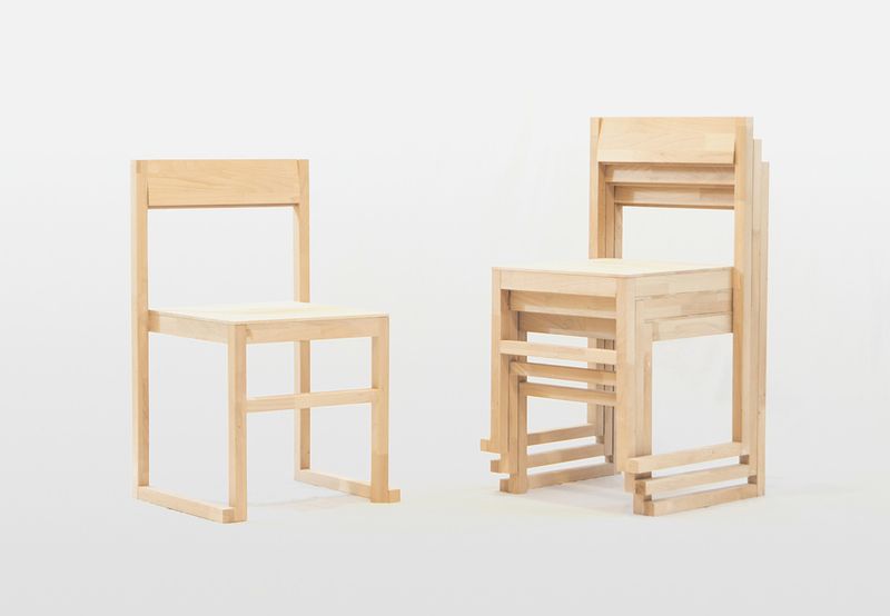 Snadno stohovatelné dřevěné židle RJR Chair jsou dílem italského designéra Maria Alessianiho.
