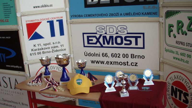 Poháry s medailemi pro nejlepší týmy semifinále Ligy škol - Morava a ceny pro nejlepší hráče Poháru ZŠ Oskol - turnaje ve šprtci.