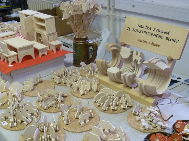 Sortiment bezpečných dřevěných hraček z Výprachtic od Ladislava Chládka, nositele tradice.