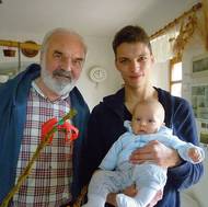 Nikdy se netajil tím, že je zastáncem pevných hodnot. Právě rodina je jeho celoživotní kotvou. Fotka z Velikonoc (2018). Zdeněk Svěrák je slavil na chalupě i s pravnukem Matýskem a jeho tatínkem Pavlem, manželem vnučky Kateřiny.