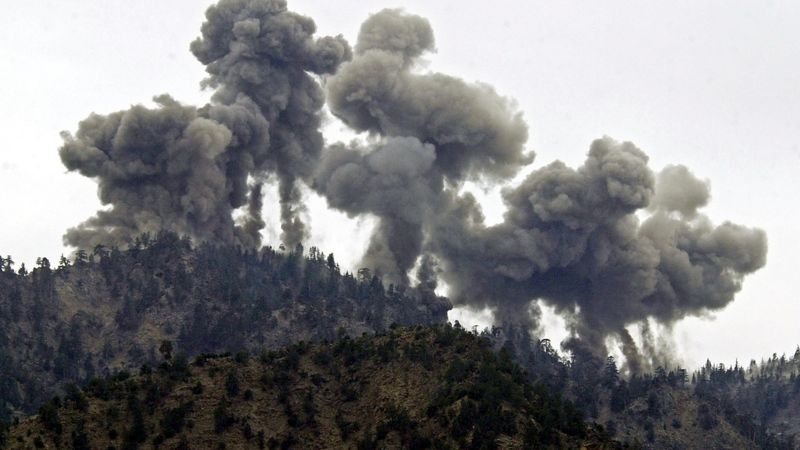 Ostřelování masivu Tora Bora, kde se měl ukrývat Usáma bin Ládin.