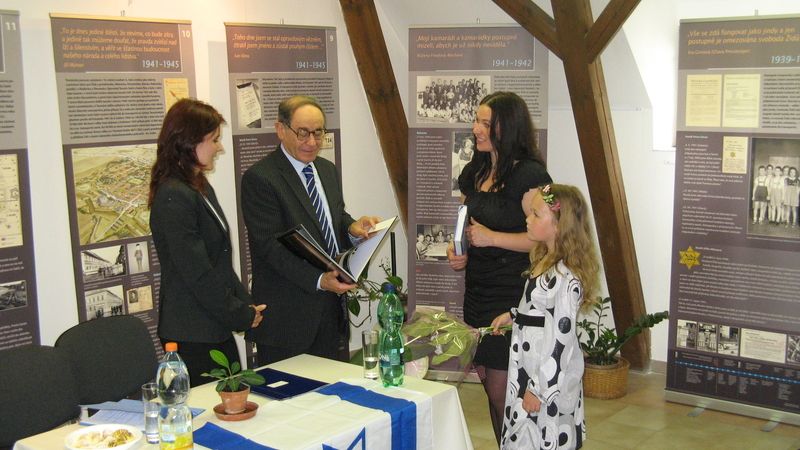 Veronika Rubínková předává izraelskému velvyslanci knihu