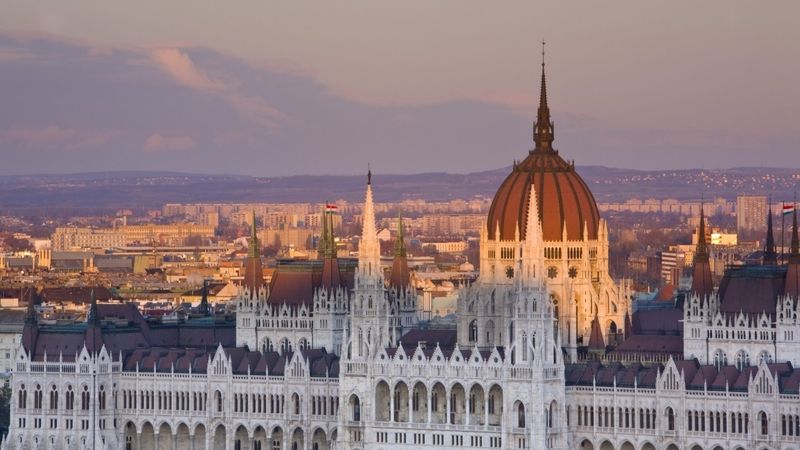 Pohled na budovu parlamentu v Budapešti