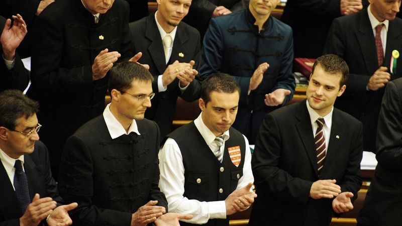 Gábor Vona složil poslanecký slib ve vestě, která je součástí uniformy zakázané Maďarské gardy.