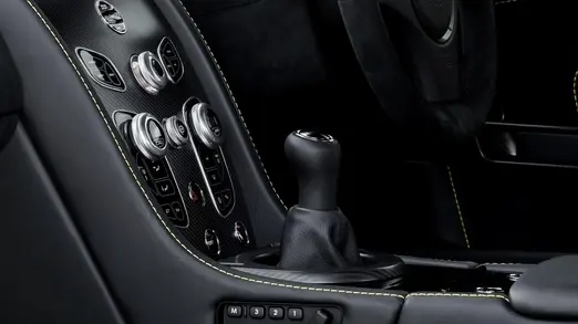 Vrátí se manuál do Aston Martinů? Značka váhá mezi klasikou a simulací