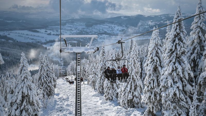 V krkonošském zimním středisku v Rokytnici nad Jizerou se díky sněžení z posledních dnů rozjela sedačková lanovka na 1315 metrů vysokou Lysou horu.