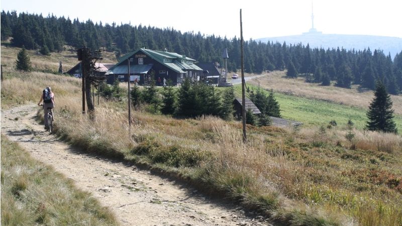 Nejvyšší moravské hory Jeseníky zatím lákají návštěvníky ke kratším pobytům.