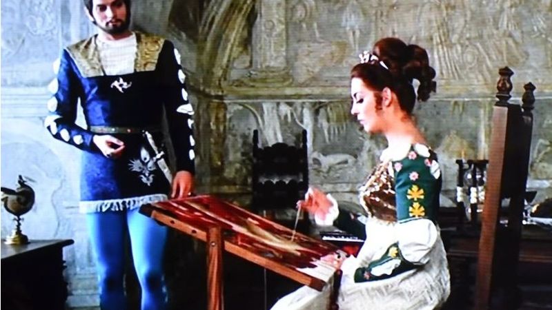 Jozef Adamovič a Božidara Turzonovová v Krejčíkově romantickém filmu Hry lásky šálivé z roku 1971.