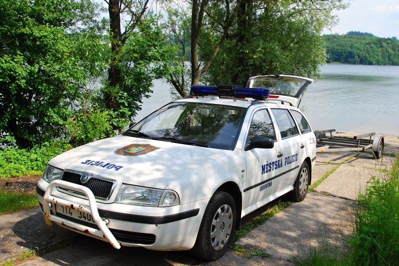Vozidlo karvinských strážníků u Těrlické přehrady
