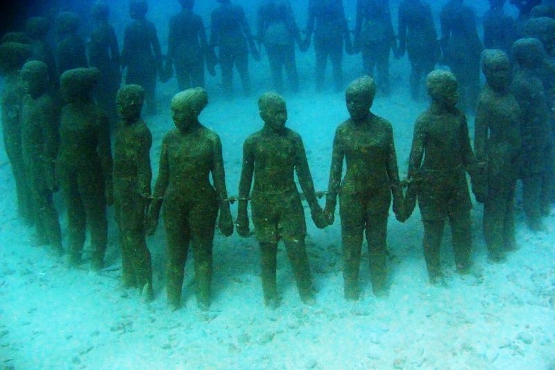 Podmořské sochy nedaleko břehů Granady postupně zarůstají mořským životem.
