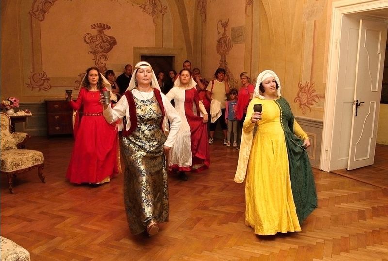 Středověké tanečnice si oblíbily malovaný sál