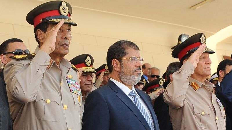 Šéf vojenské rady maršál Husajn Tantáví, prezident Muhammad Mursí a náčelník generálního štábu armády Samí Anan (zleva doprava).