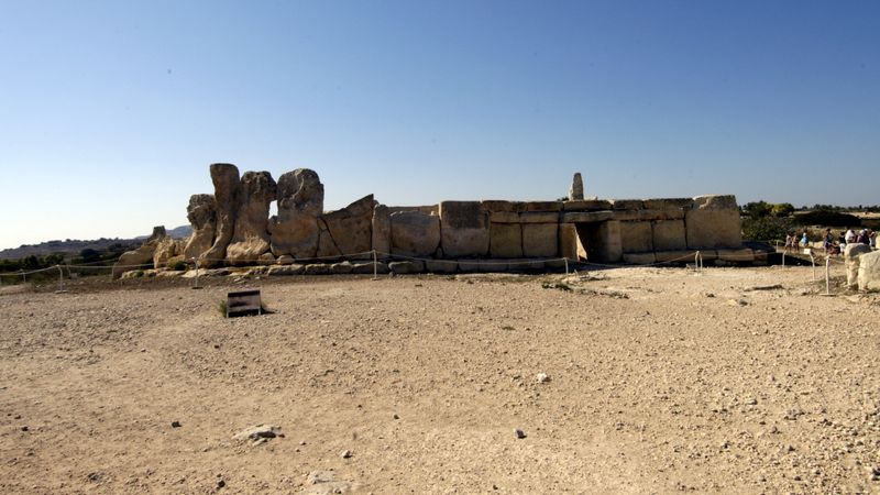 Hagar Qim postavili asi 3000 let před našim letopočtem, chrámy jsou stavěny ve velkém časovém rozmezí, stojí na ploše asi 40 krát 40 metrů 