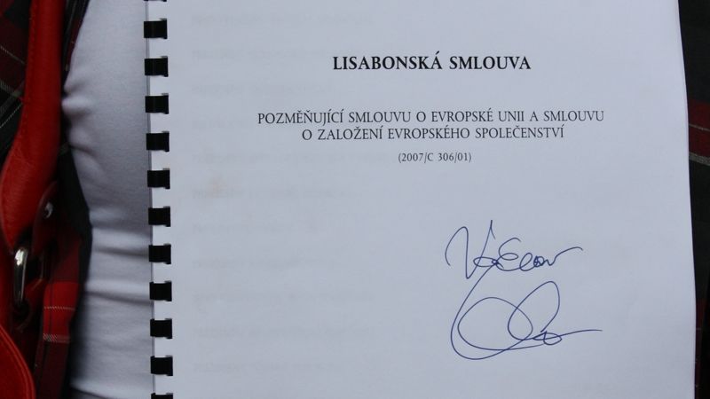 Podpis Václava Klause na kopii Lisabonské smlouvy
