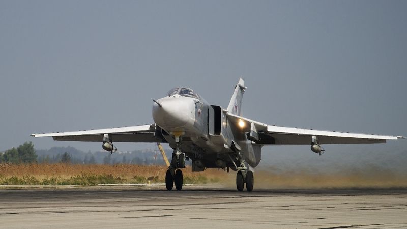 Ruský Suchoj Su-24 s podvěšenými bombami vzlétá do akce nad Sýrií