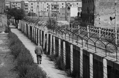 Zeď po roce 1961 posupně rozšířena v tzv. Berlínskou zeď