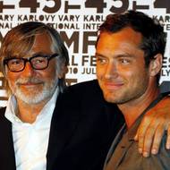 Herec Jude Law v objetí s prezidentem karlovarského festivalu Jiřím Bartoškou, 2010. Herec později natočil pro KVIFF i slavnou znělku.