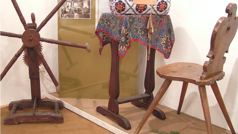 Herdule (váleček) s krajkářskými paličkami v nejdeckém muzeu