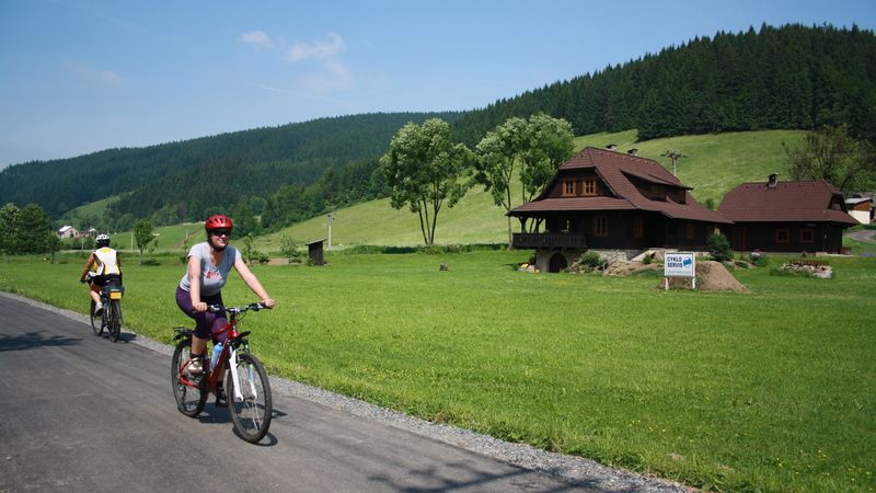 Cyklostezka Bečva nabízí pohodovou vyjížďku valašským údolím, kde nechybí ani typické dřevěné chaloupky.