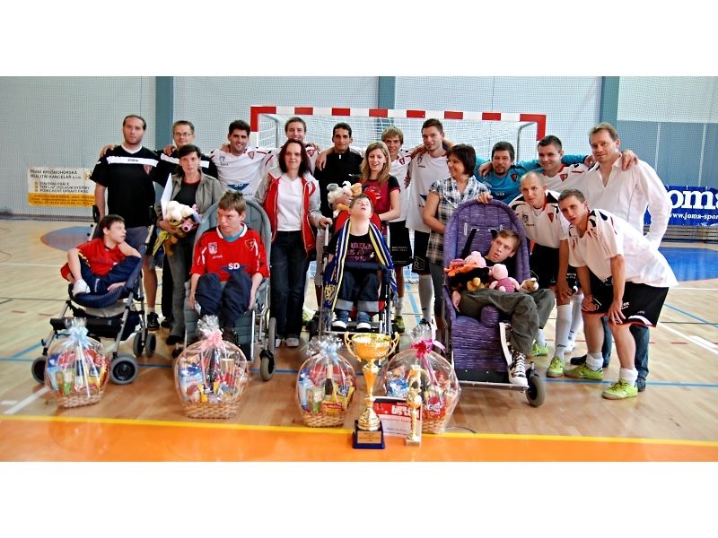 Futsalu zásluhou Betisu patřil první turnaj v hale, jehož výtěžek byl určen pro Domovy sociálních služeb Kadaň a Mašťov. 
