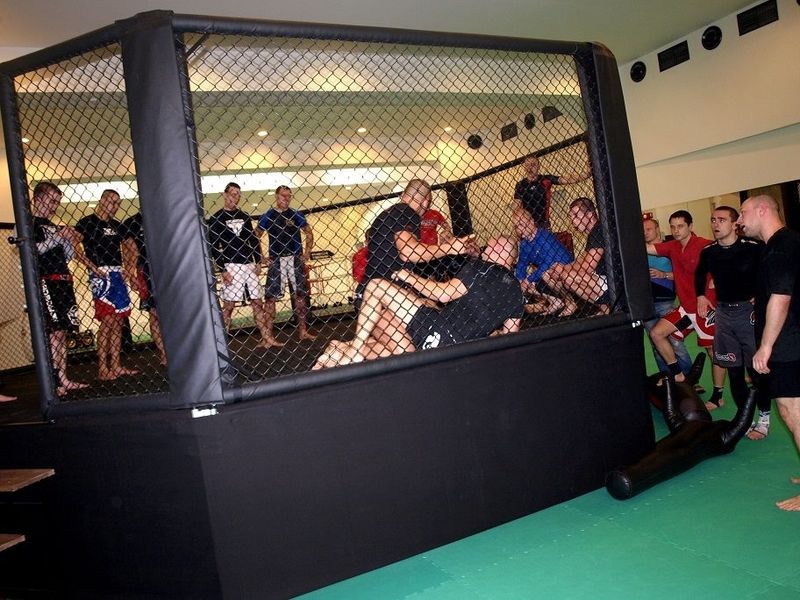 Sál pro bojové sporty nabízí 1 klec na MMA tréninky a 2 boxerské ringy. 