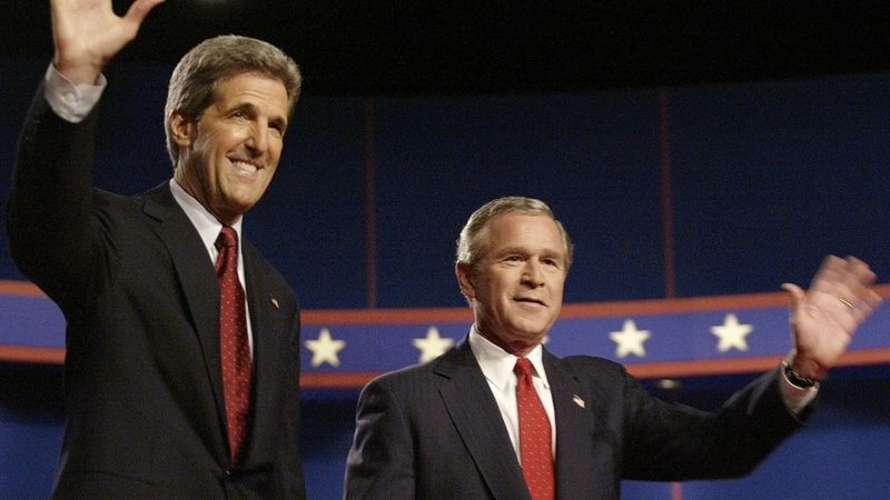 John Kerry s Georgem Bushem před televizní debatou v říjnu 2004.