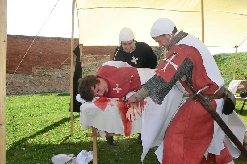 Rekonstrukce středověké operace prováděné johanitskými rytíři byla skutečně věrohodná a krvavá podívaná.