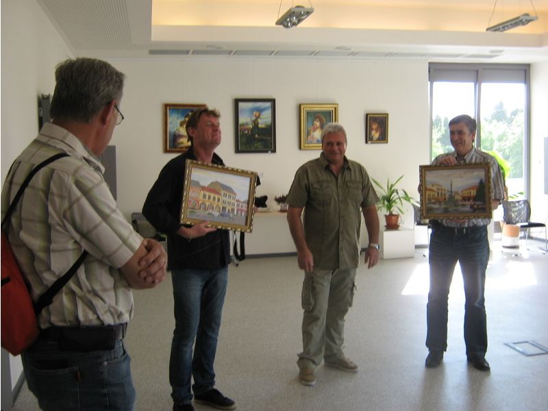 Vernisáž - starosta Petr Tojnar (vpravo), malíř József Birovecz (uprostřed) a Pavel Štěpán, vedoucí Společenského centra (vlevo) 