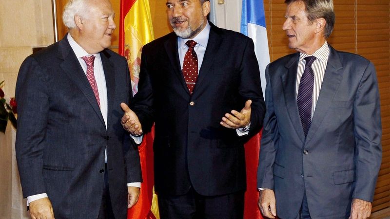 Ministři zahraničí Španělska Miguel Angel Moratinos (vlevo) Izraele Avigdor Lieberman a Francie Bernard Kouchner (vpravo) v Jeruzalémě. 