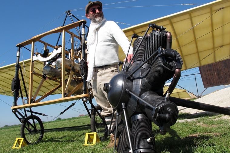 Pilot Petr Mára u repliky stroje Blériot, se kterým se v pátek pokusí zopakovat slavný let Jana Kašpara