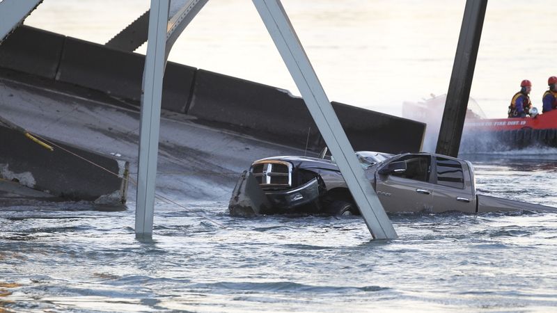 Auto, které skončilo ve vodě po pádu mostu přes řeku Skagit.