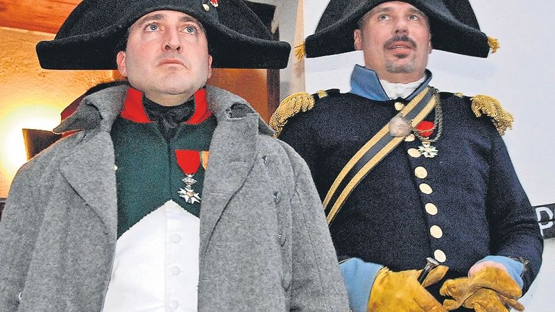 Z hospody v Koválovicích vychází Napoleon (vlevo), aby si obhlédl bojiště před bitvou tří císařů. Do Slavkova jezdí občas i nejslavnější současný dvojník francouzského císaře Američan Mark Schneider.