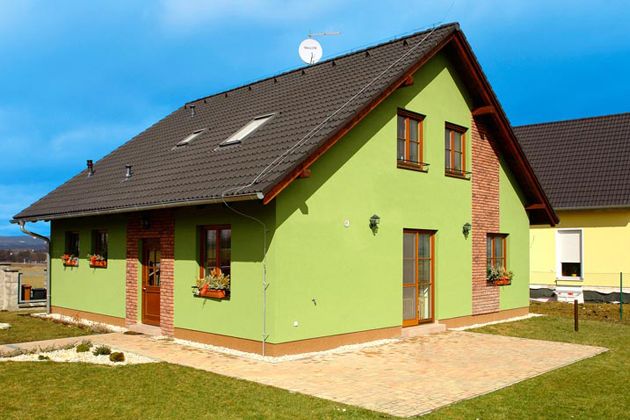 Majitelé preferovali klasický typ domu se sedlovou střechou. Zelená fasáda, členěná podélnými pásy obkladových cihel, vhodně koresponduje s okolní přírodou. 