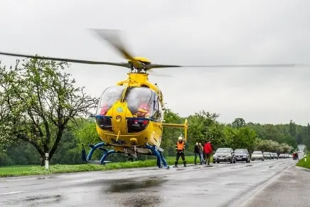 Dva lidé spadli na rozestavěné dálnici D11 z nedokončeného mostu, jeden nepřežil