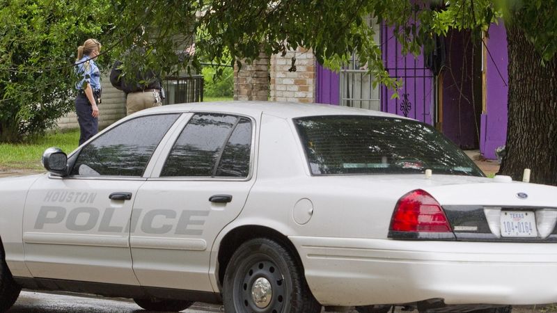Policie zasahuje v domě v americkém Houstonu, kde byli senioři několik let drženi proti své vůli.