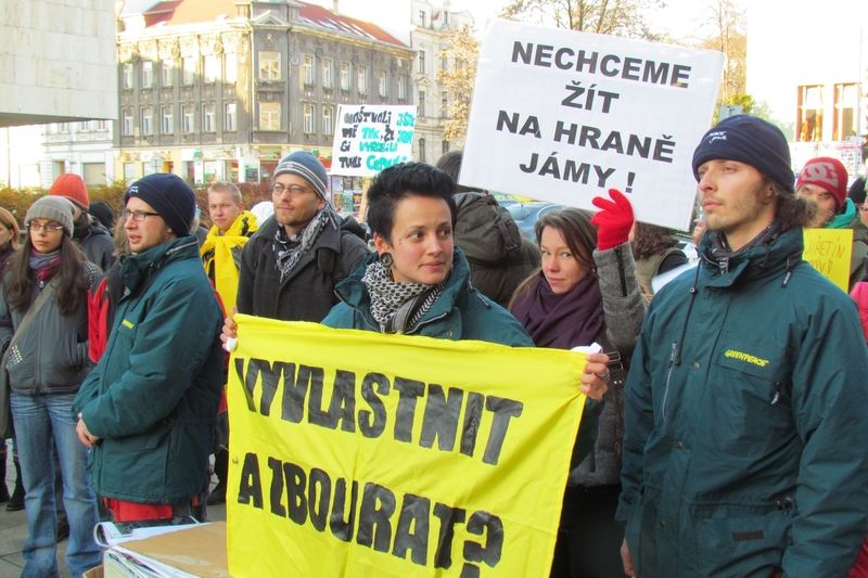 Lidé v Ústí demonstrují proti snahám o prolomení těžebních limitů