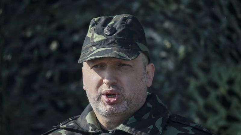 Oleksander Turčynov na cvičení ukrajinské armády v Hončarivském. 
