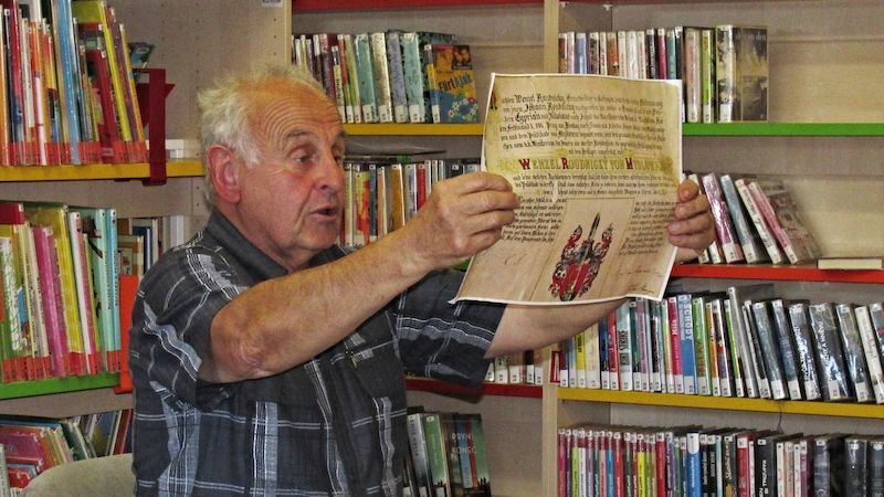 Pan Václav Kořán ukazuje renobilitační listinu rodu Roudnických.
