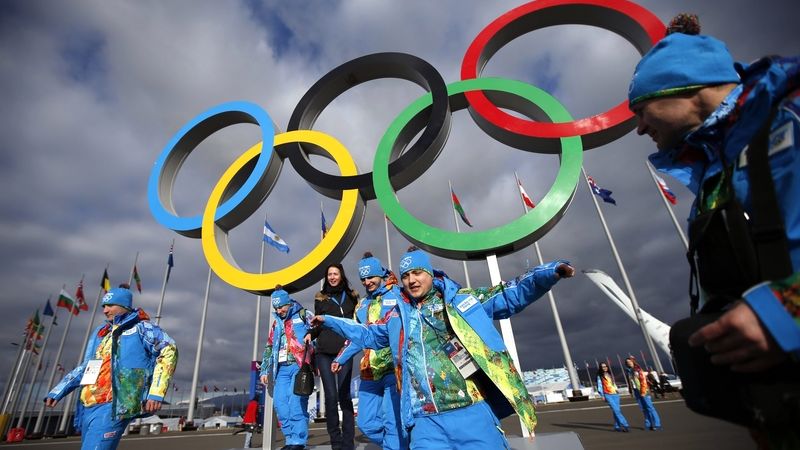 Ruští dobrovolníci u olympijských kruhů v Soči