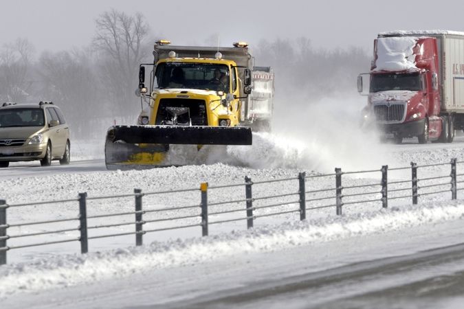 Silničáři ve státě Indiana bojují se sněhovou nadílkou v přívalech nebývale mrazivého arktického vzduchu.