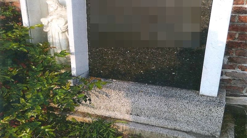Fotografie pietního místa na hřbitově v Tisové před krádeží.