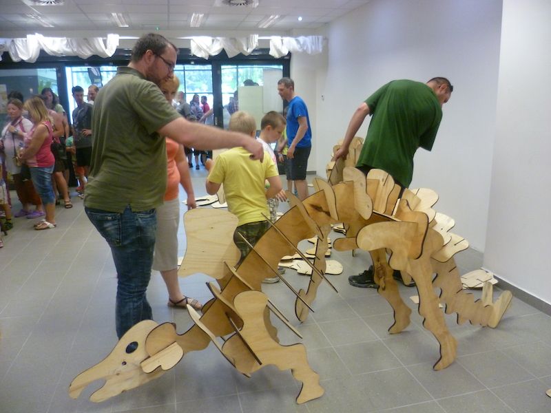 Děti se s vervou vrhly na sestavení dřevěného modelu stegosaura a nejen mladá generace, přidali se s patřičnou horlivostí i rodiče.