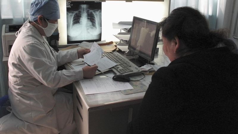 Čínský lékař v plicní nemocnici v Pekingu s člověkem nakaženým multirezistentní tuberkulózou 