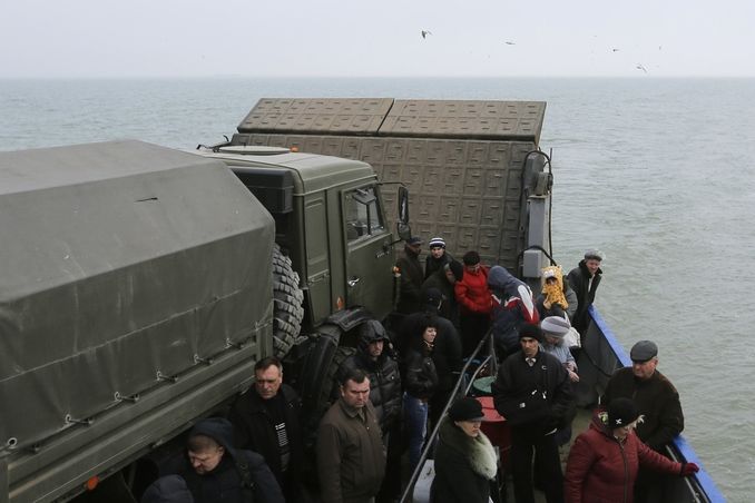 Trajekt mířící z Ruska do ukrajinského přístavu Kerč přepravuje nákladní automobil ve vojenském zbarvení.  
