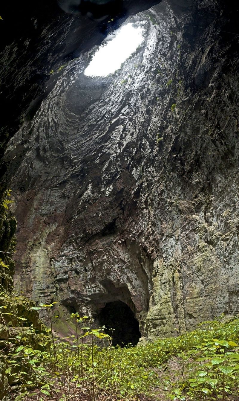 Po adrenalinovém skoku se můžete vydat do temných neprobádaných jeskyní na dně propasti.