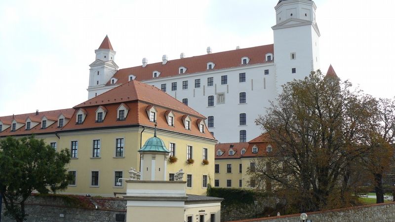 Bratislavský hrad má nově bílou barvu.