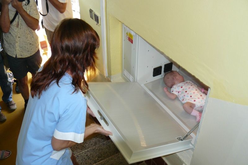 Sestra s malou „figurantkou“ Natálkou předvedly v neděli v nemocnici v Sokolově, jak nový baby box funguje.