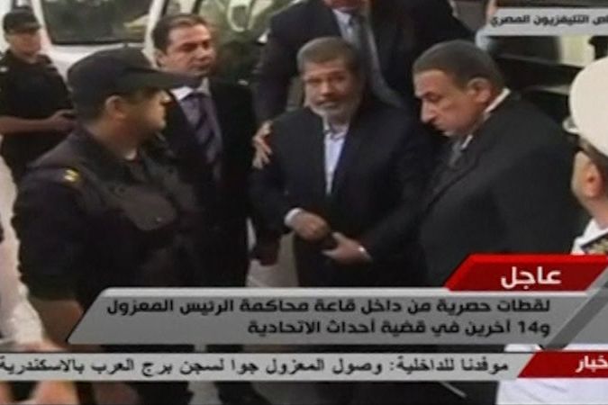 BEZ KOMENTÁŘE: Muhammad Mursí u pondělního soudu