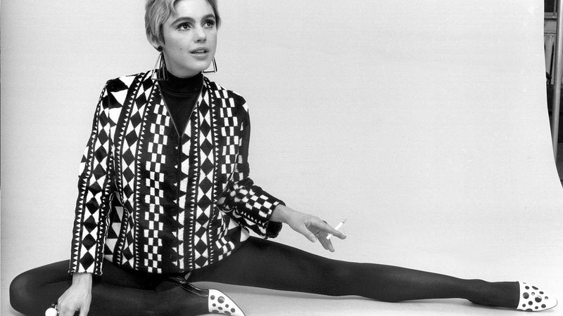 Múza Andyho Warhola, Edie Sedgwick, se v polovině šedesátých let stala módní ikonou i sexsymbolem. Zemřela ve svých osmadvaceti letech. Propadla alkoholu a drogám. Film Warholka byl inspirován právě jejím životem.